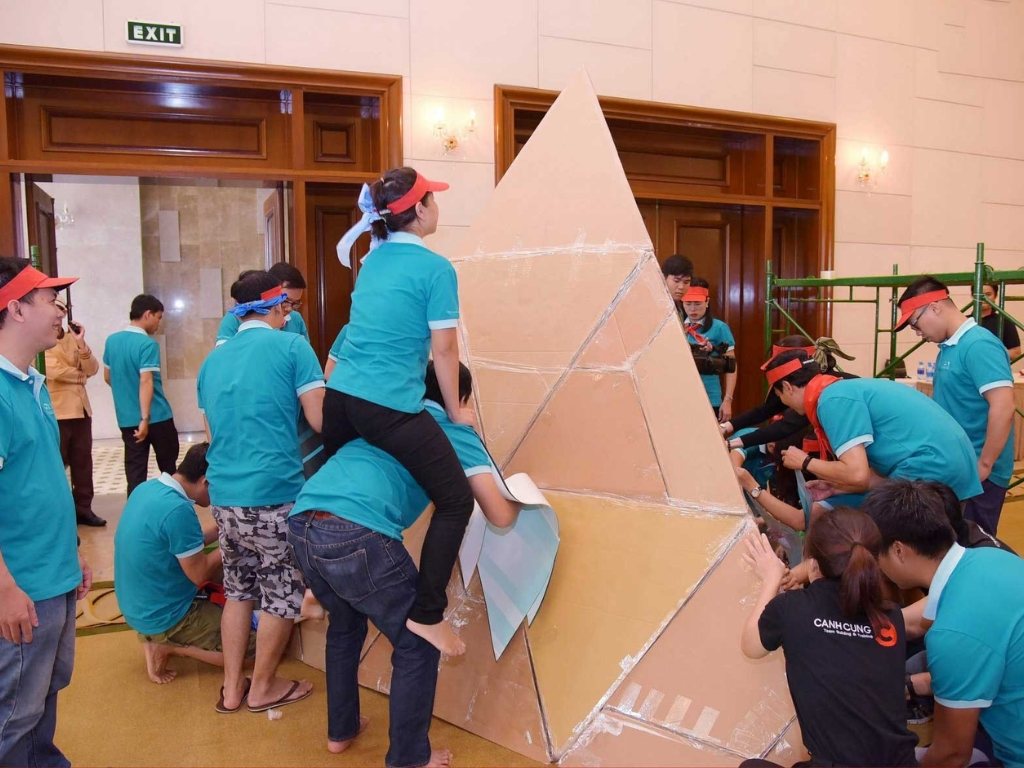 Xây tháp bằng giấy là một trong những trò chơi team building trong nhà