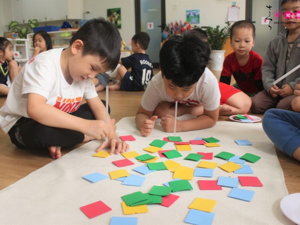 Trò chơi dùng ống hút chuyển đồ vật