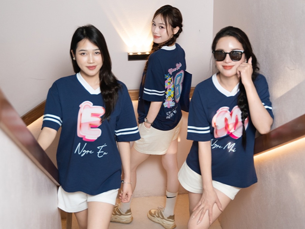 Mẫu áo cho nhóm 3 người với thiết kế "ton-sur-ton" nhưng có điểm nhấn riêng