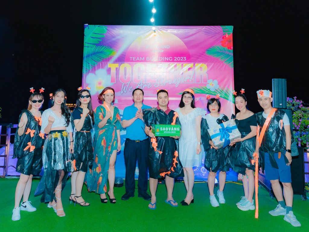 Thiết kế thời trang tái chế là một trong các trò chơi team building mang tính sáng tạo