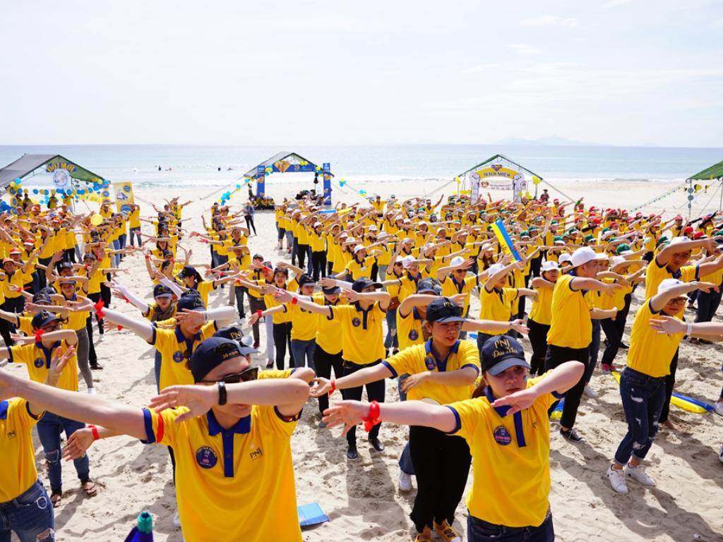 Trò chơi team building đông người giúp tạo không khí hoành tráng và đầy năng lượng