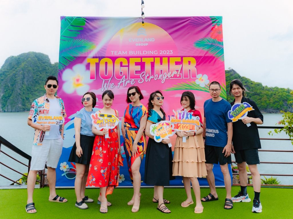 Chia sẻ hình ảnh teambuilding để lan tỏa không khí tích cực trong toàn công ty