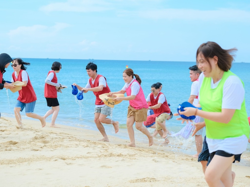 Dẫn nước về nguồn là trò chơi teambuilding bãi biển yêu cầu sự khéo léo