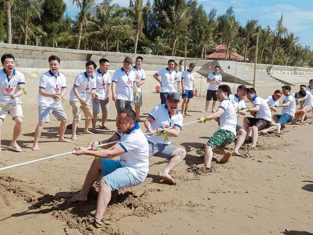 Trò kéo co trên biển thể hiện sức mạnh đoàn kết