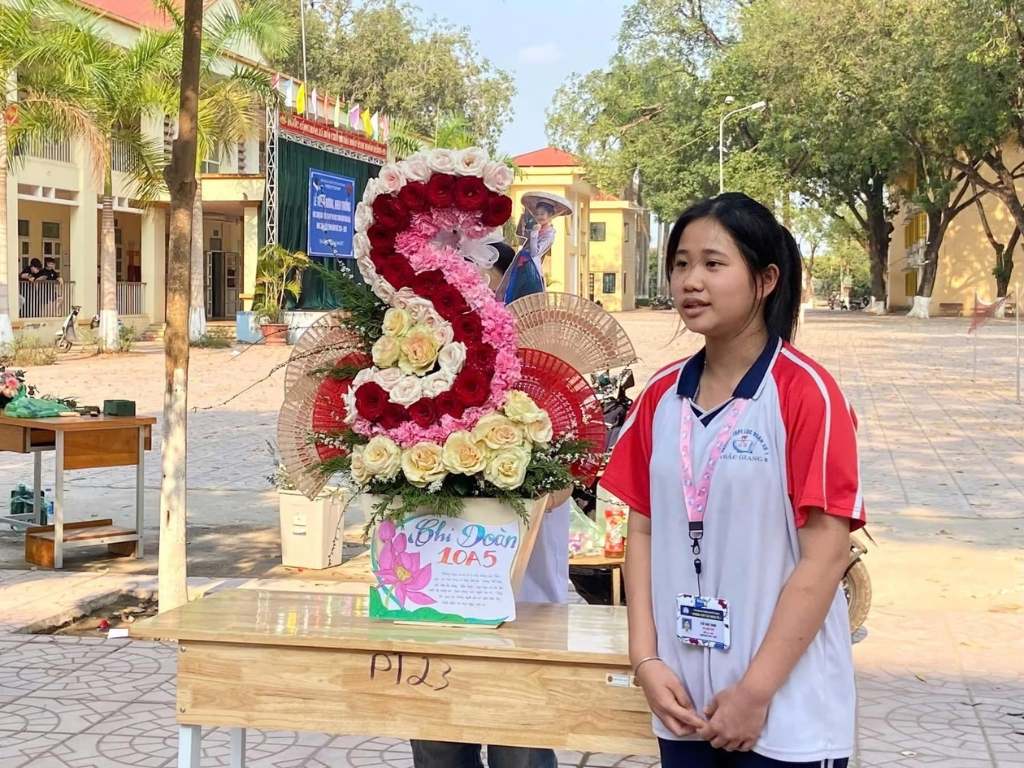 Logo trường THPT Chu Văn An có thiết kế chi tiết với nhiều màu sắc