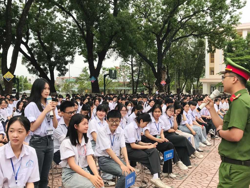 Logo trường THPT Chu Văn An in trên đồng phục giúp thể hiện bản sắc riêng của trường