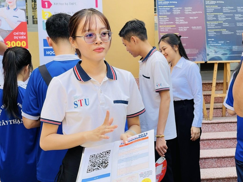 Áo polo đồng phục thêu logo trường STU ở vị trí ngực trái