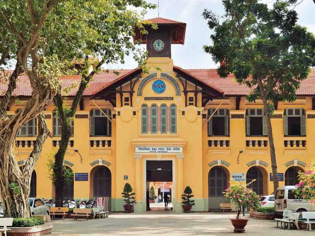 Trường Đại học Sài Gòn có tiền thân là trường Sư phạm cấp II miền Nam Việt Nam