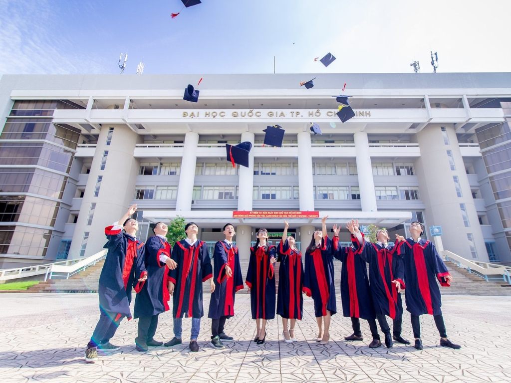 Lễ phục tốt nghiệp Đại học Quốc gia Thành phố Hồ Chí Minh