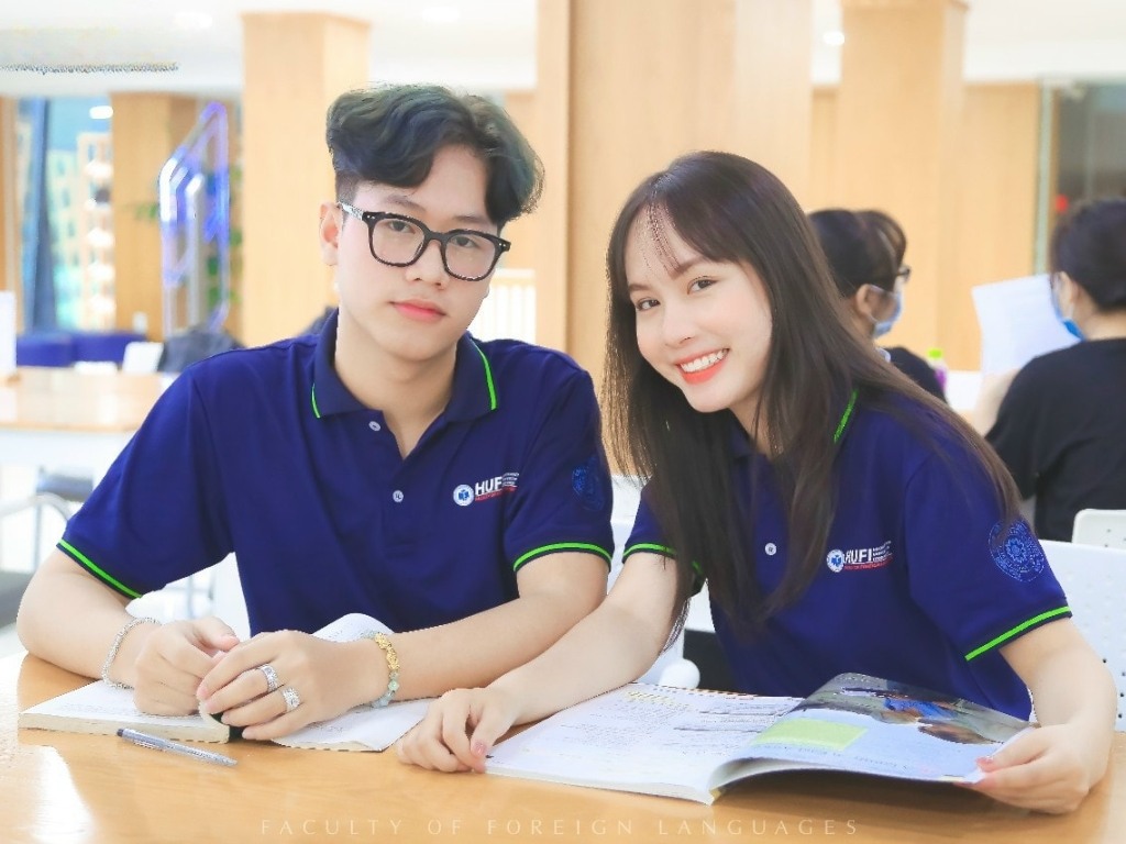 Bạn cần chọn màu nền áo làm nổi bật được logo trường