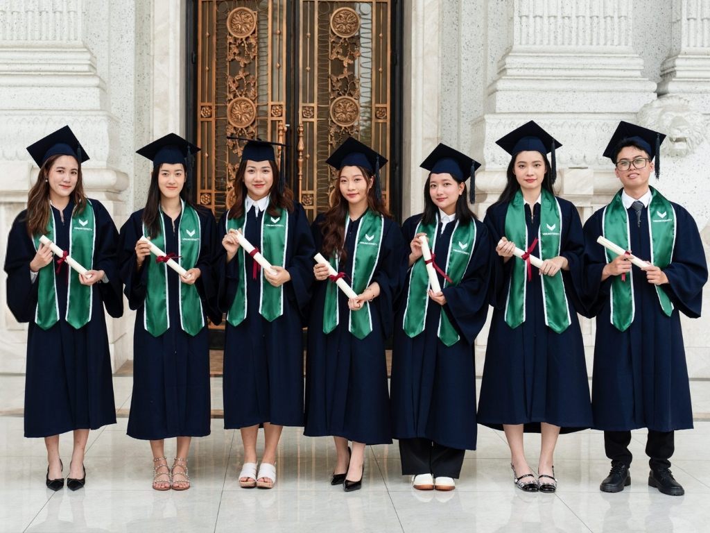 Đồng phục tốt nghiệp trường VinUni