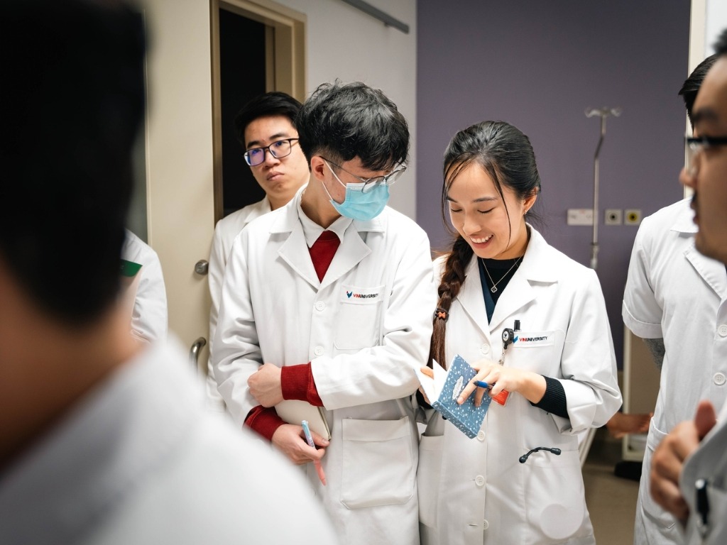 VinUni logo phải được thêu sắc nét trên đồng phục