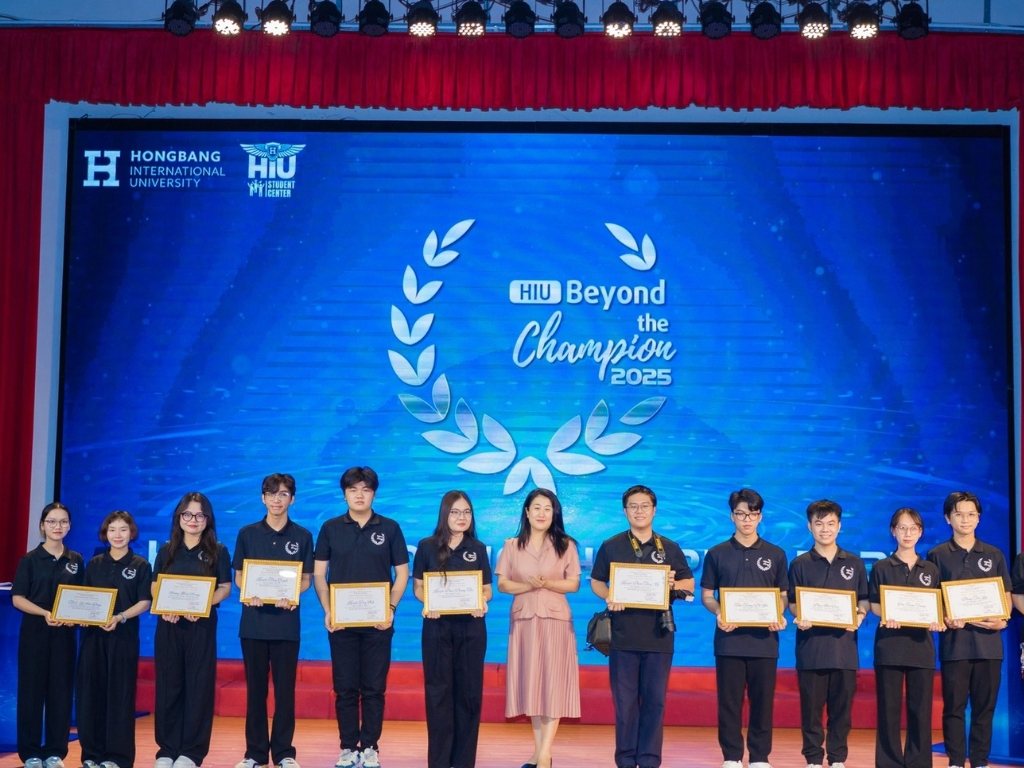 Kiểu áo polo đồng phục Đại học Quốc tế Hồng Bàng dành cho sự kiện trang trọng