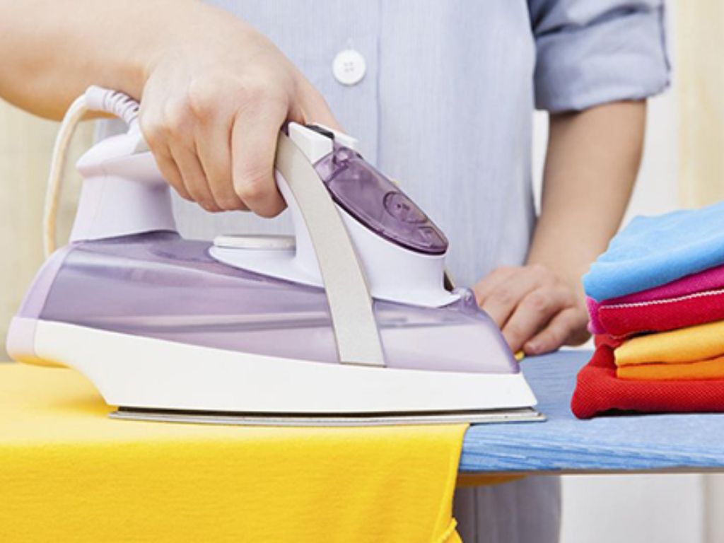Ủi sản phẩm từ vải sợi gai dầu là khi chúng còn hơi ẩm