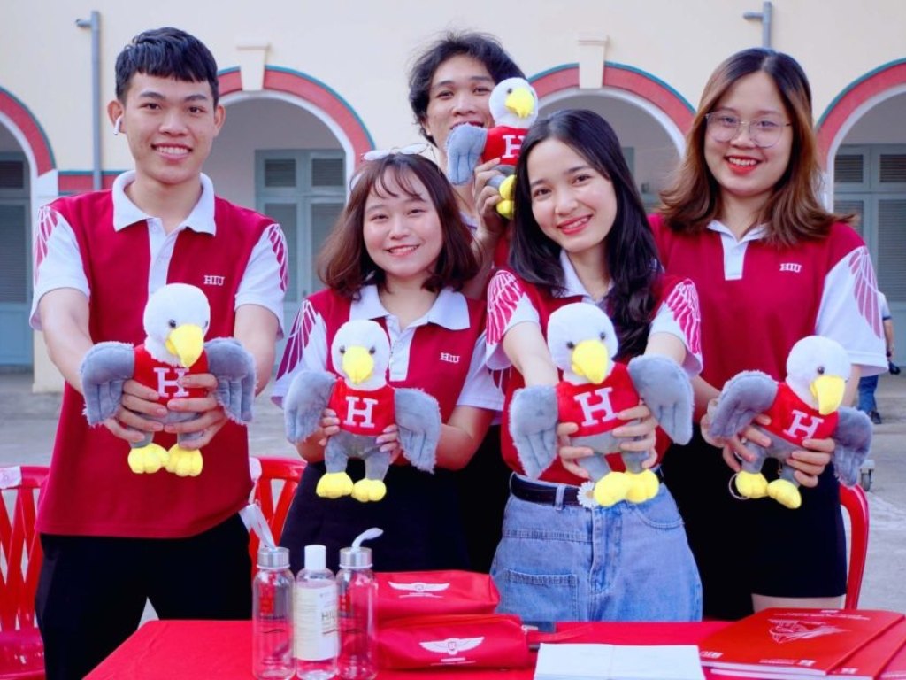 Đồng phục Đại học Quốc tế Hồng Bàng giúp xây dựng hình ảnh thương hiệu