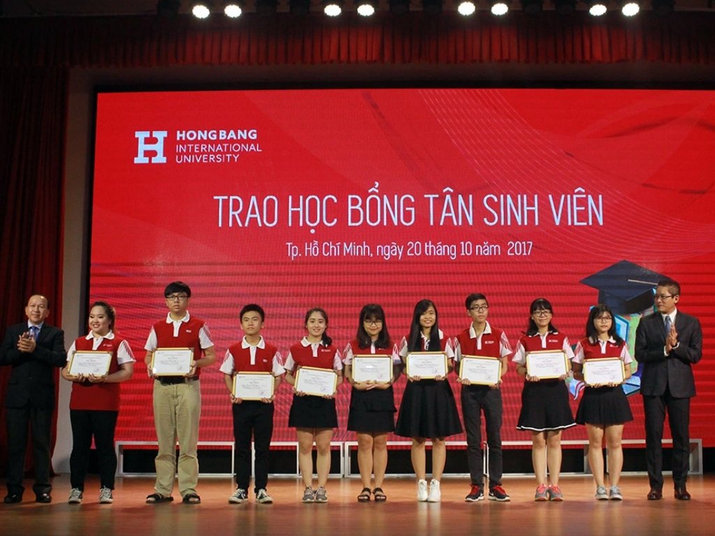 Đồng phục Đại học Quốc tế Hồng Bàng giúp xây dựng hình ảnh chuyên nghiệp