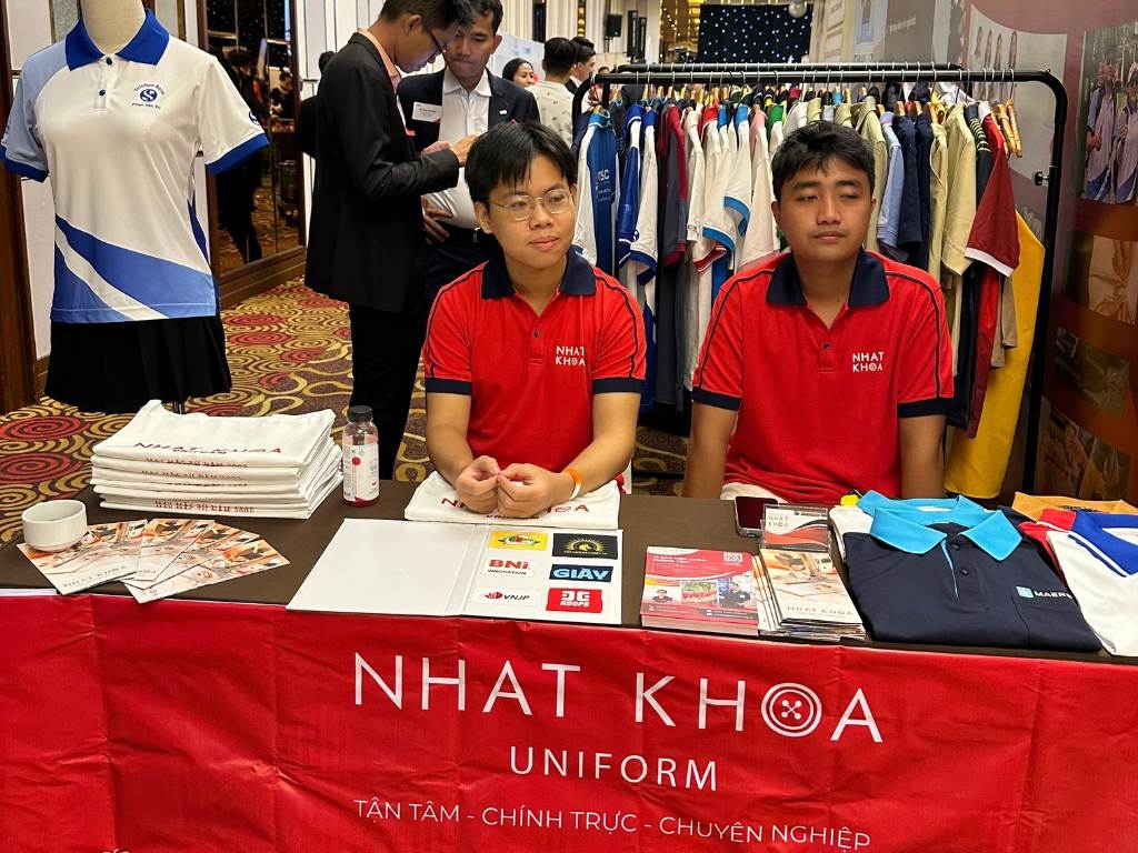 Nhất Khoa Uniform nhận may in đồng phục trường Đại học Văn Lang