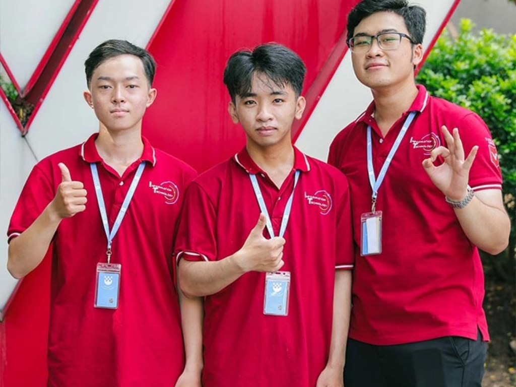 Logo trường Đại học Văn Lang phải được in sắc nét trên đồng phục