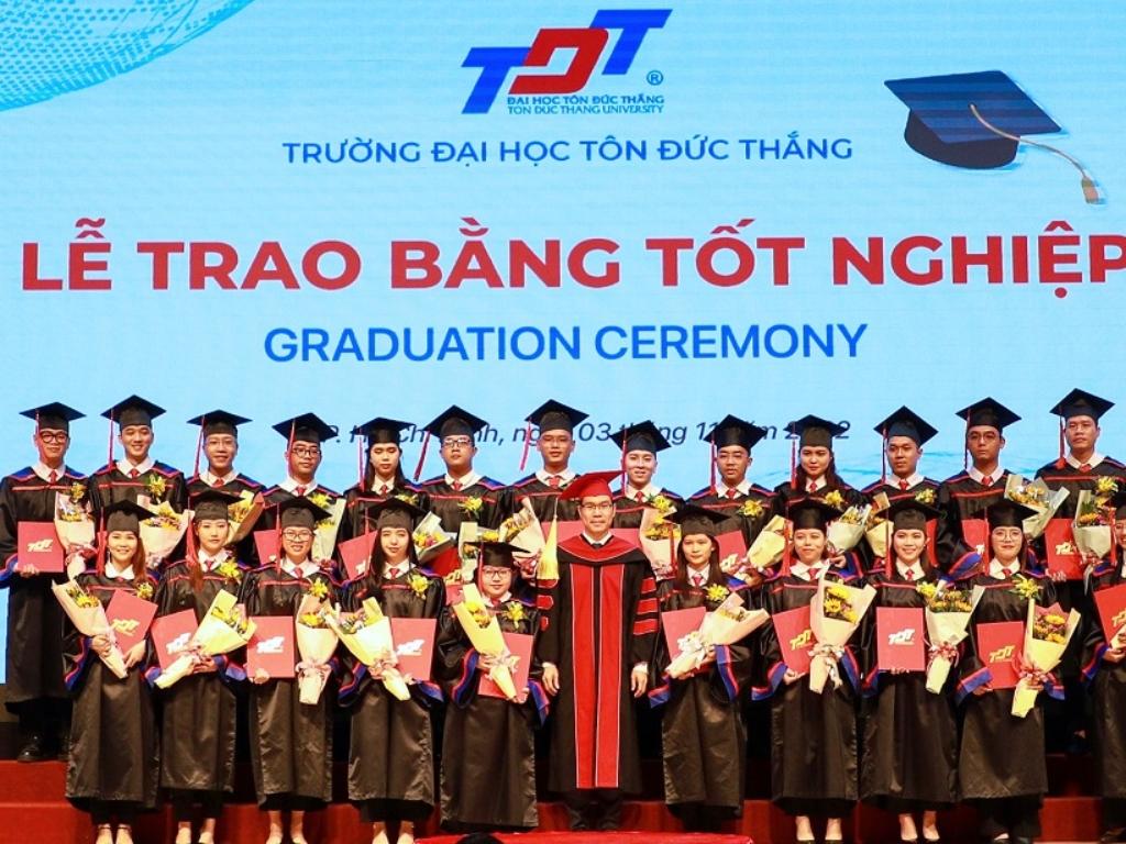 Lễ phục tốt nghiệp trường đại học Tôn Đức Thắng