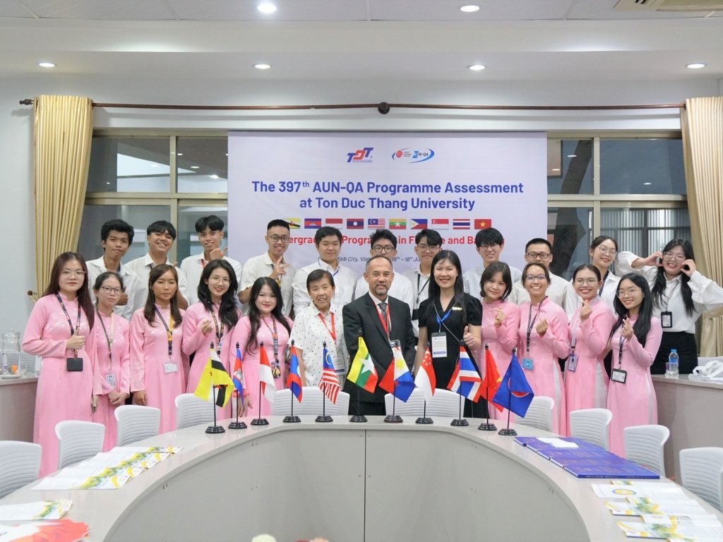 Đại học Tôn Đức Thắng đồng phục
