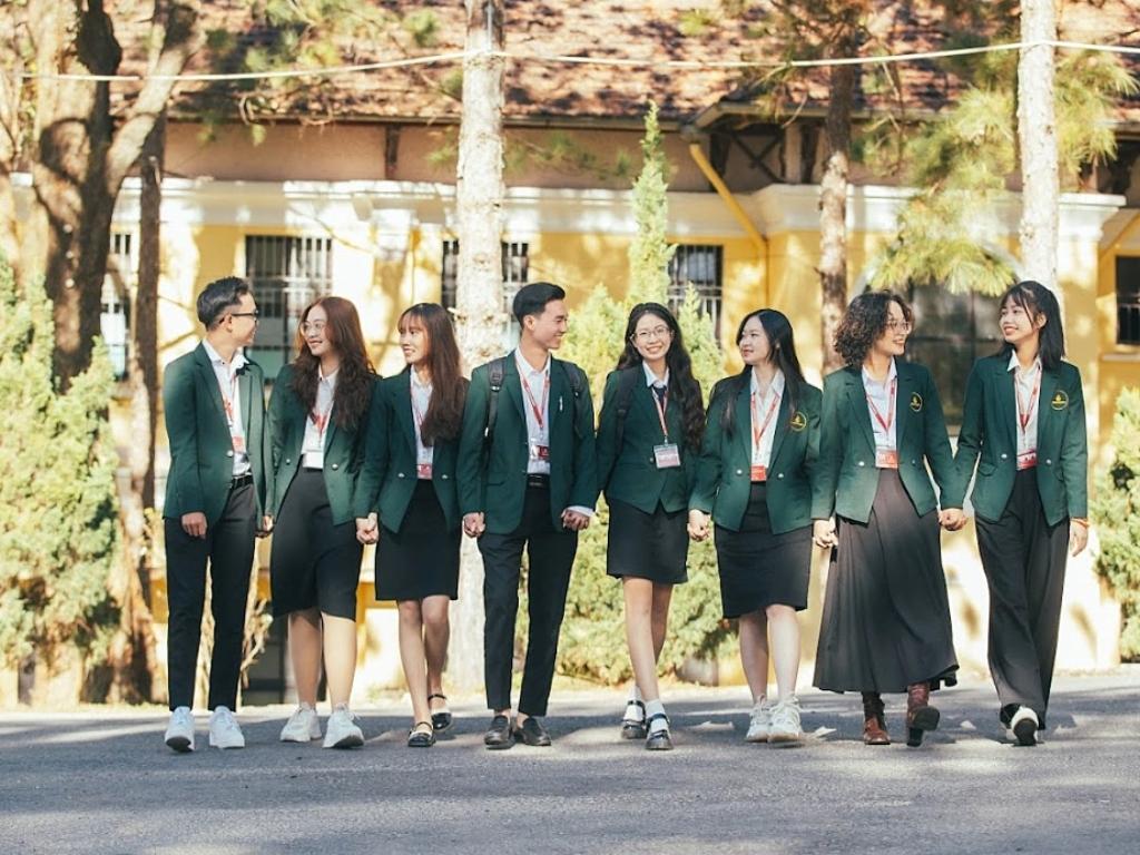 Đồng phục in logo trường Đại học Yersin Đà Lạt