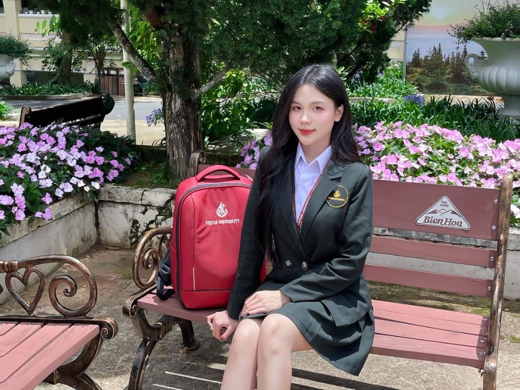 Đồng phục áo vest in logo trường đại học Yersin Đà Lạt