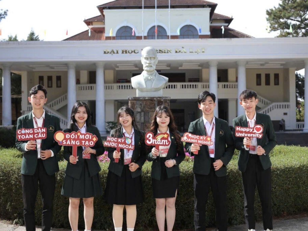 Bộ đồng phục in logo trường Đại học Yersin Đà Lạt là niềm tự hào của sinh viên Yersin