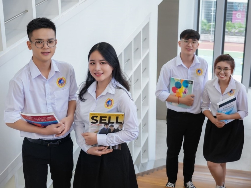 Áo sơ mi đồng phục trường Đại học Quốc tế Sài Gòn