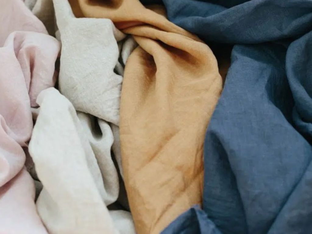 Do thành phần chính là viscose, vải không "thở" tốt bằng sợi lanh thật