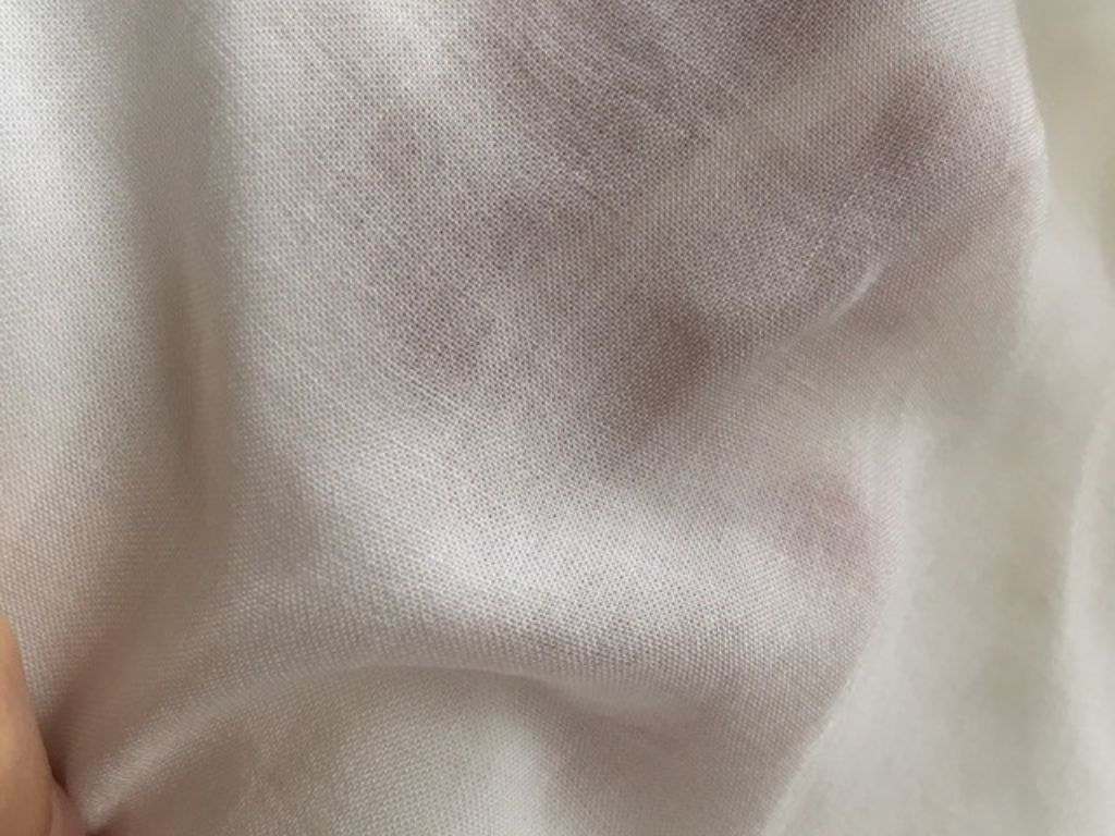 Giũ mạnh sản phẩm nhiều lần trước khi phơi để các sợi vải thẳng ra