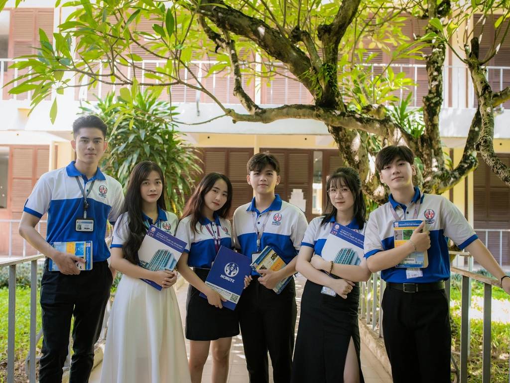 Đồng phục đặc trưng của trường Đại học Sư phạm Kỹ thuật