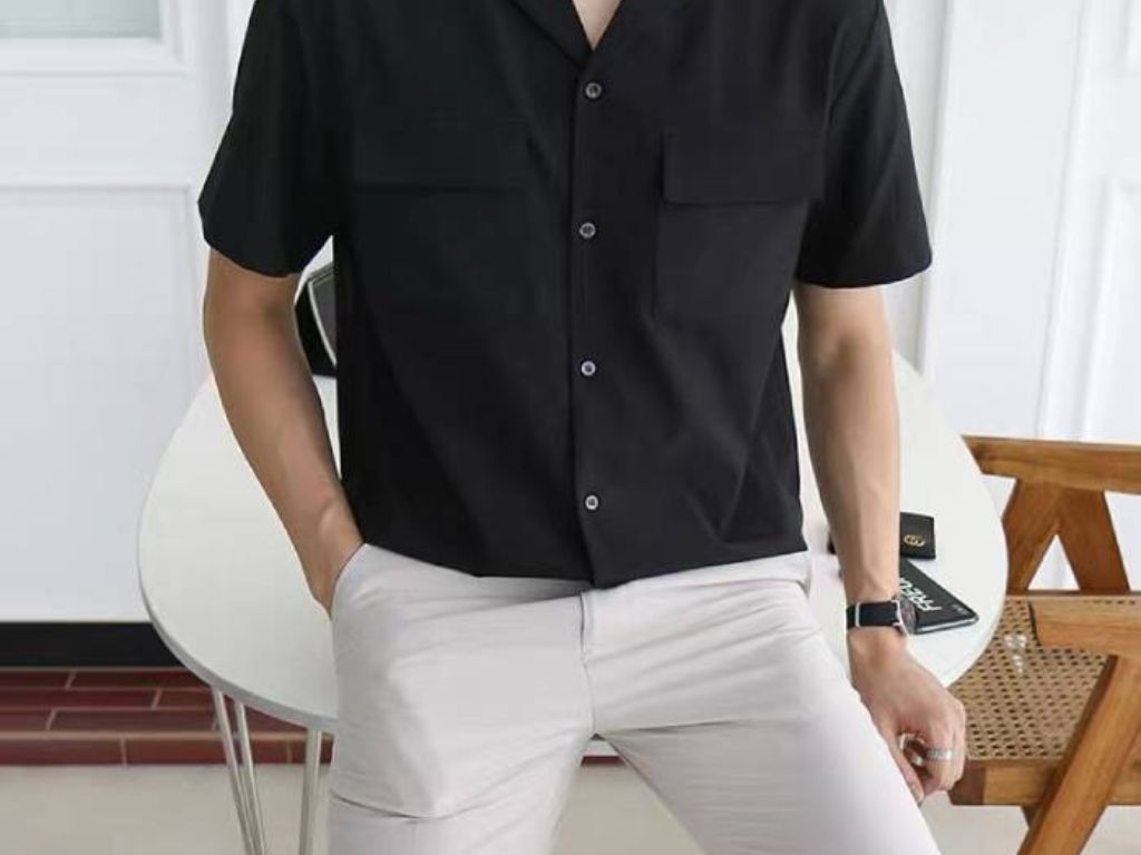 Kết hợp với quần tây, quần chinos và giày lười cho môi trường công sở