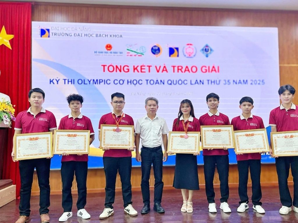 Hình ảnh chuyên nghiệp của sinh viên trong bộ đồng phục trường Đại học Duy Tân