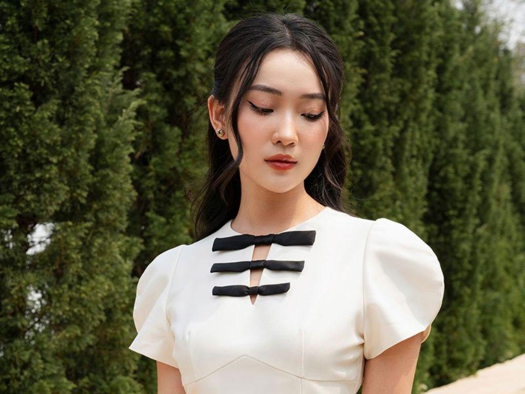 Thiết kế có phần xòe nhẹ ở eo này là một trong các kiểu áo vải linen