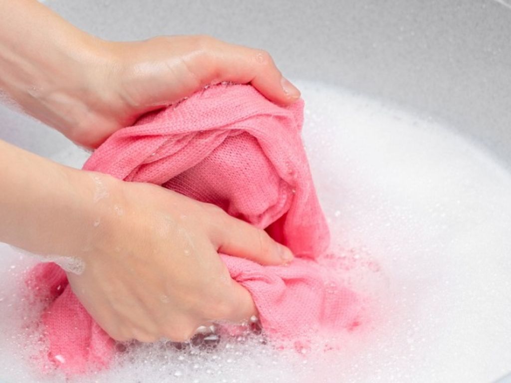 Bạn ưu tiên giặt tay để bảo quản quần áo