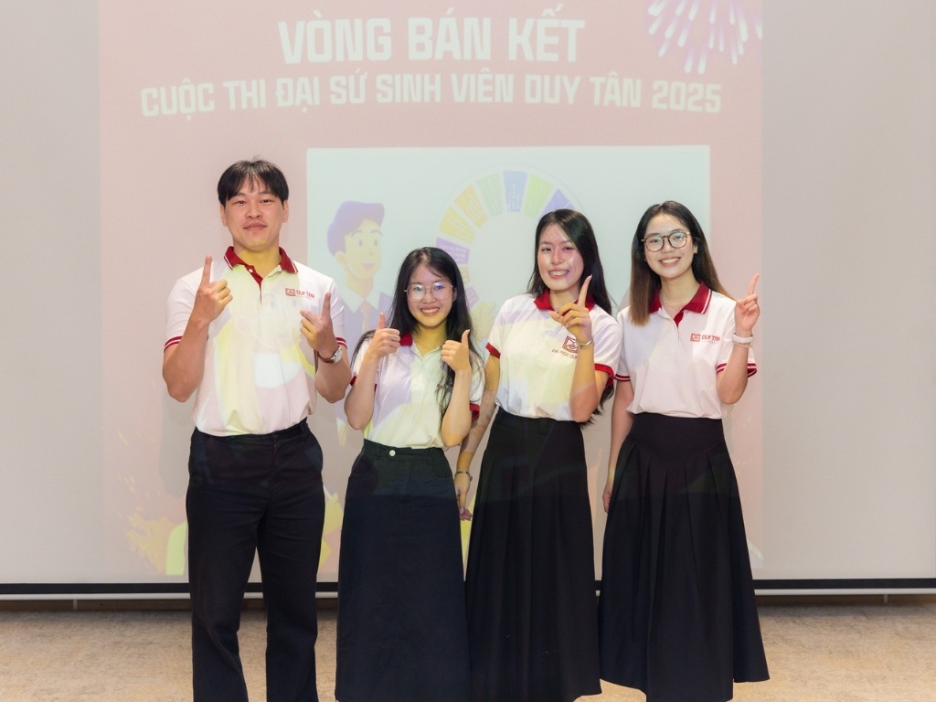 Hình ảnh sinh viên Duy Tân chuyên nghiệp trong áo đồng phục trường