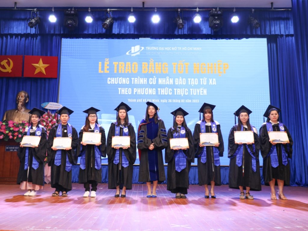 Lễ phục tốt nghiệp trường Đại học Mở TP HCM