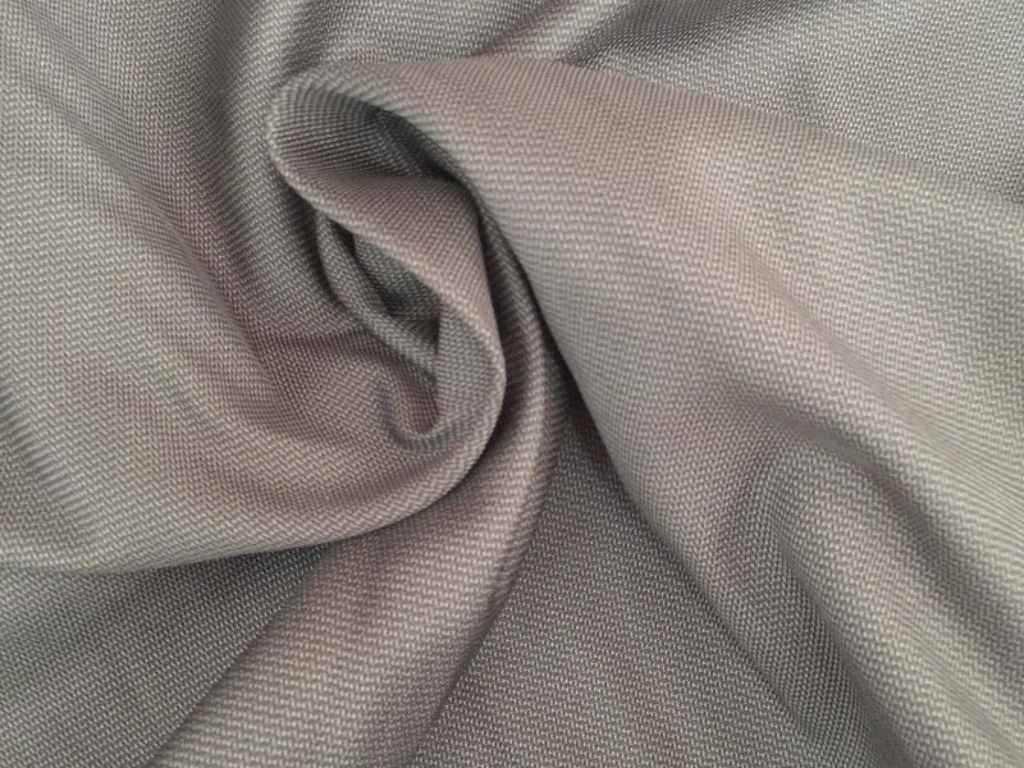 Chất vải này cũng có độ rũ tốt, tạo nên những bộ đồng phục bay bổng