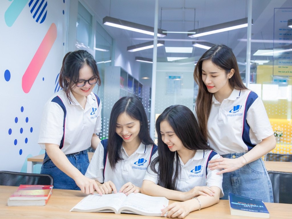 Hình in logo Đại học Mở trên áo đồng phục phải sắc nét
