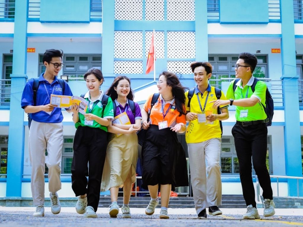 Bản sắc sinh viên OU thể hiện qua đồng phục trường Đại học Mở TP HCM