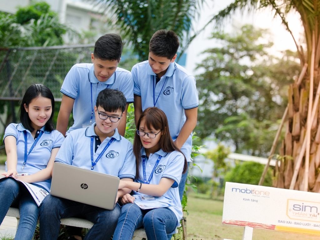 Hình in logo UIT phải sắc nét