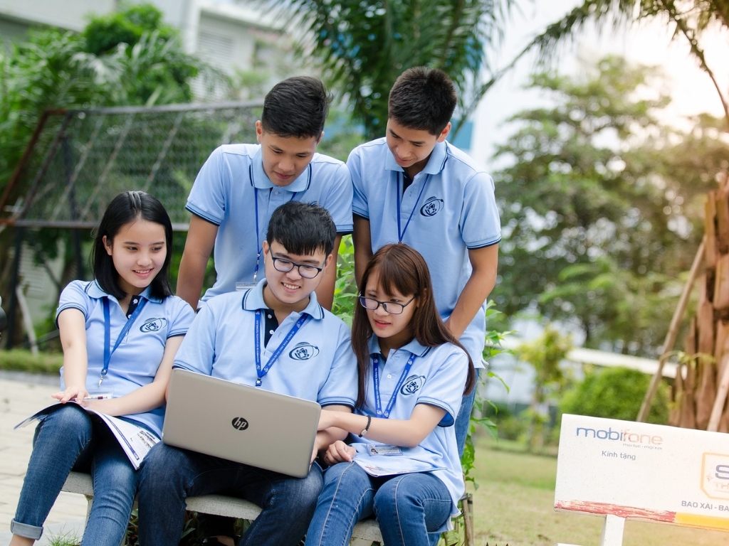 Bản sắc sinh viên UIT thể hiện qua bộ đồng phục