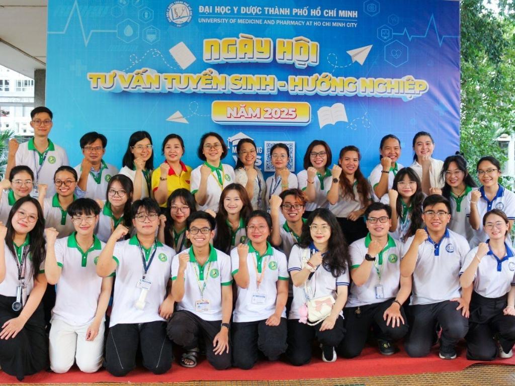 Đồng phục của câu lạc bộ trường Đại học Y Dược TP HCM