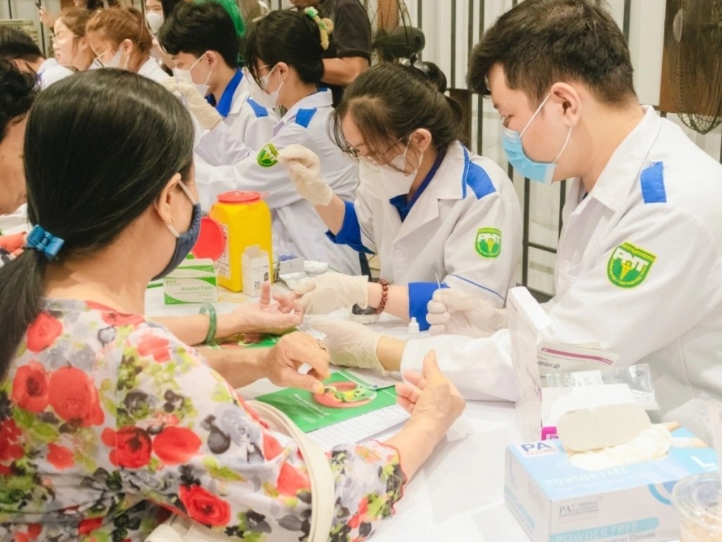Áo blouse trắng trường Đại học Phạm Ngọc Thạch