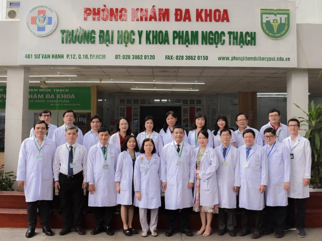 Áo blouse là biểu tượng của sự chuyên nghiệp và tinh tế trong ngành Y