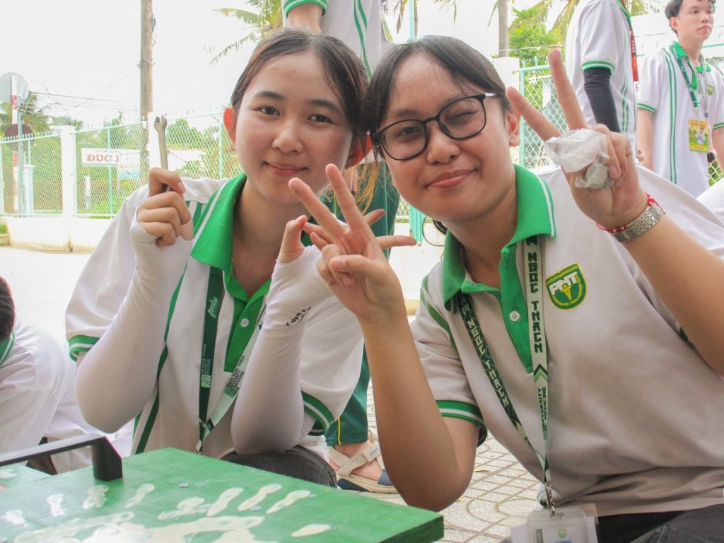 Hình in logo trường PNTU trên đồng phục phải sắc nét