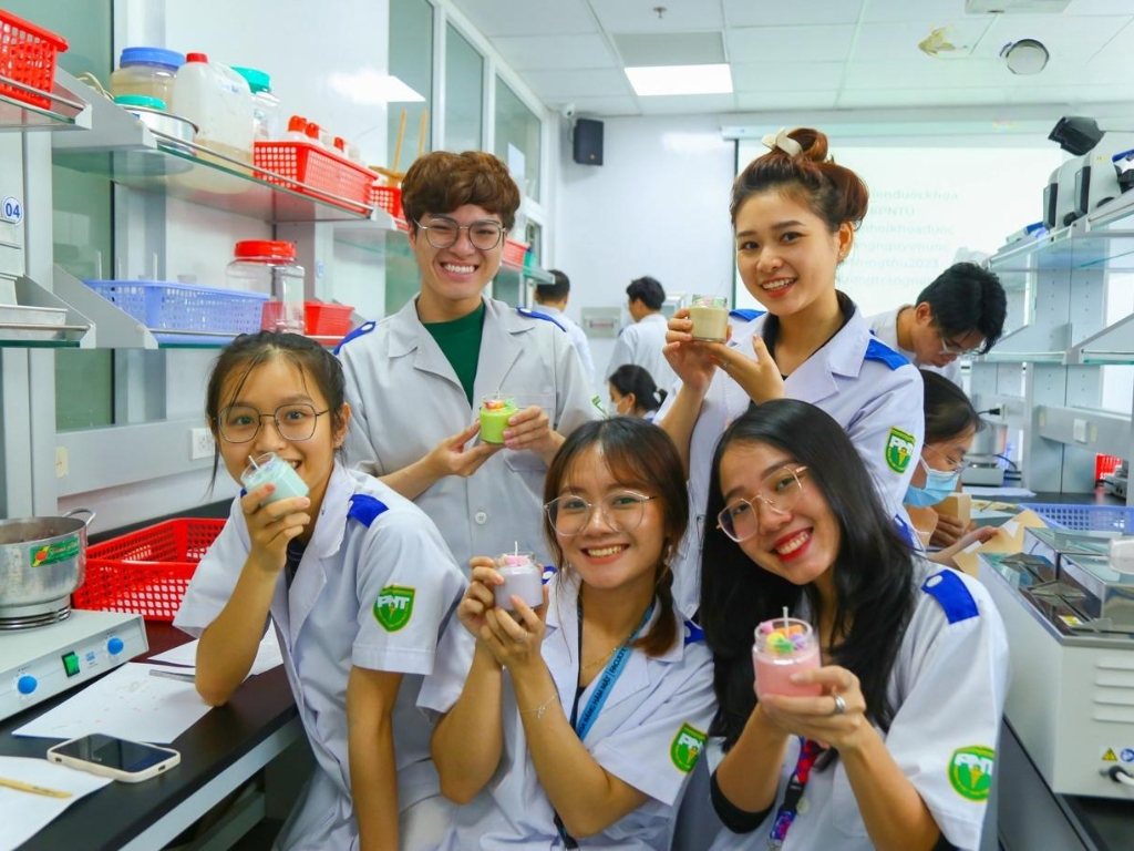 Áo blouse đồng phục đại học y khoa phạm ngọc thạch
