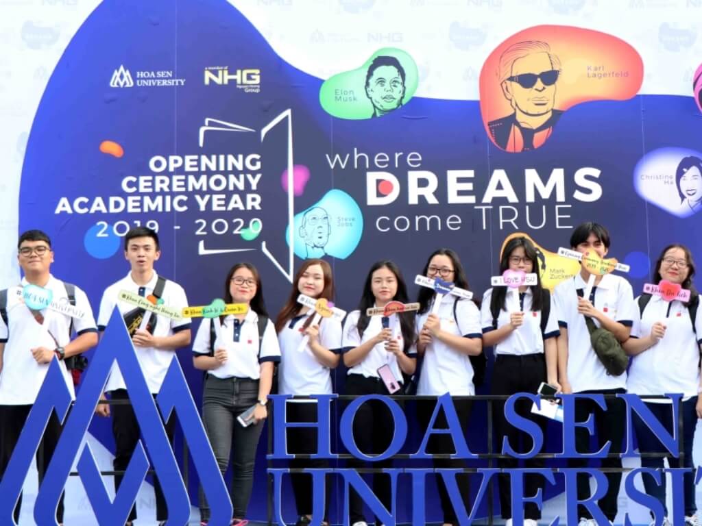 Bản sắc HSU thể hiện rõ nét qua logo đại học hoa sen được thiết kế hiện đại