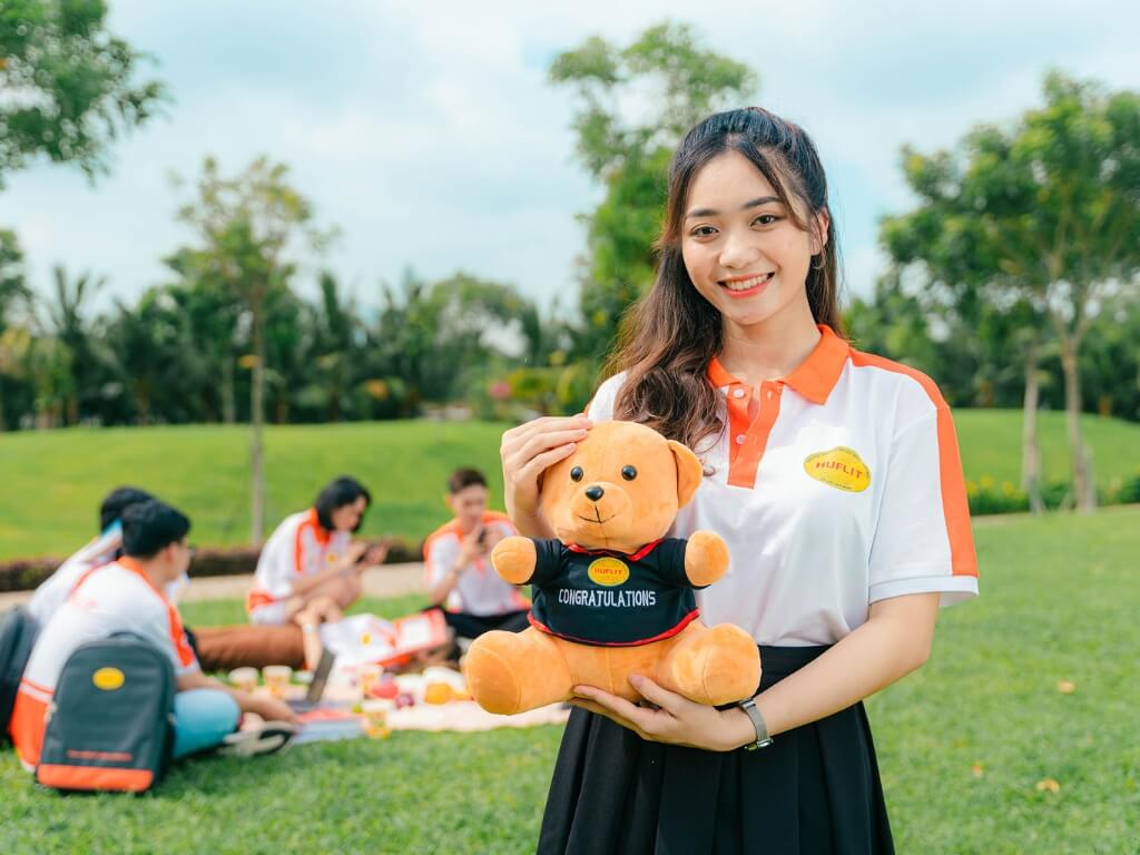 Bạn cần đảm bảo logo huflit được thể hiện một cách trang trọng trên đồng phục