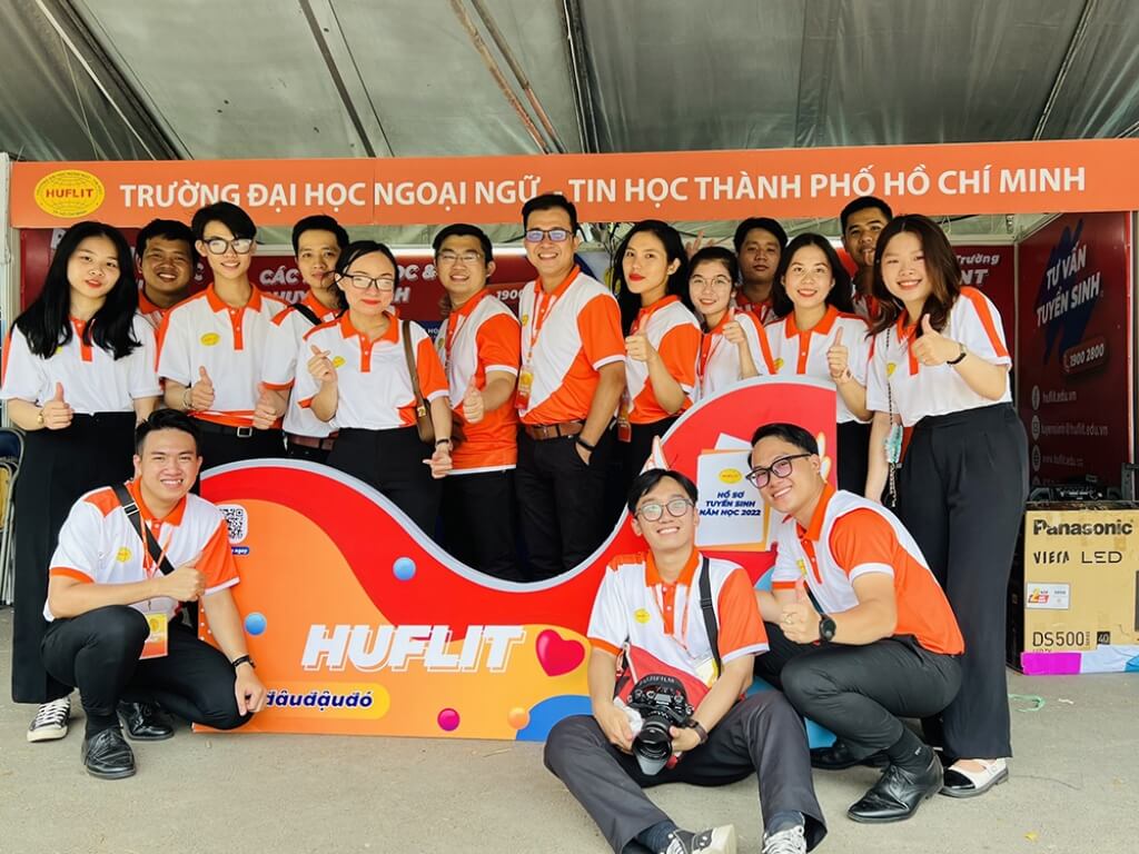 Đồng phục chính khóa của trường HUFLIT